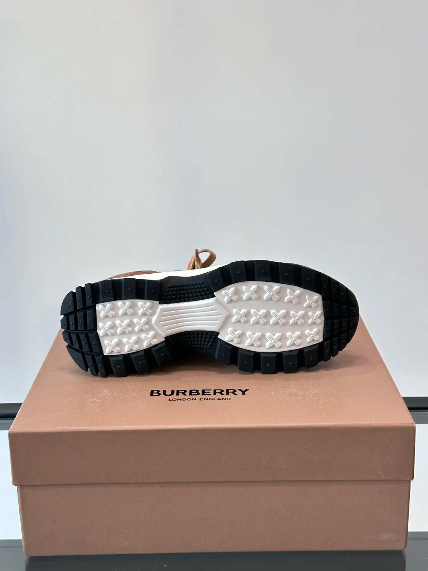 Men's shoes 💰800 ◾️▫️Burberry 2024🆕Ss men's classic high-top thick-soled sneakers, made of first-grain cowhide and decorated with the new brand logo. First-layer cowhide foot pads, the heel is decorated with Burberry lettering embossed logo, and the original TPU outsole! Size: 39-44 (customized at 38.45)